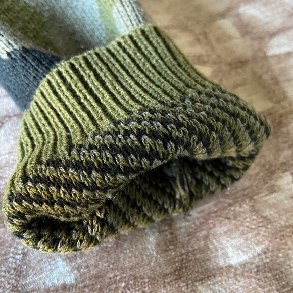 FOREVER 21 CAMOUFLAGE CUT OUT SWEATER - Picture 10 of 10